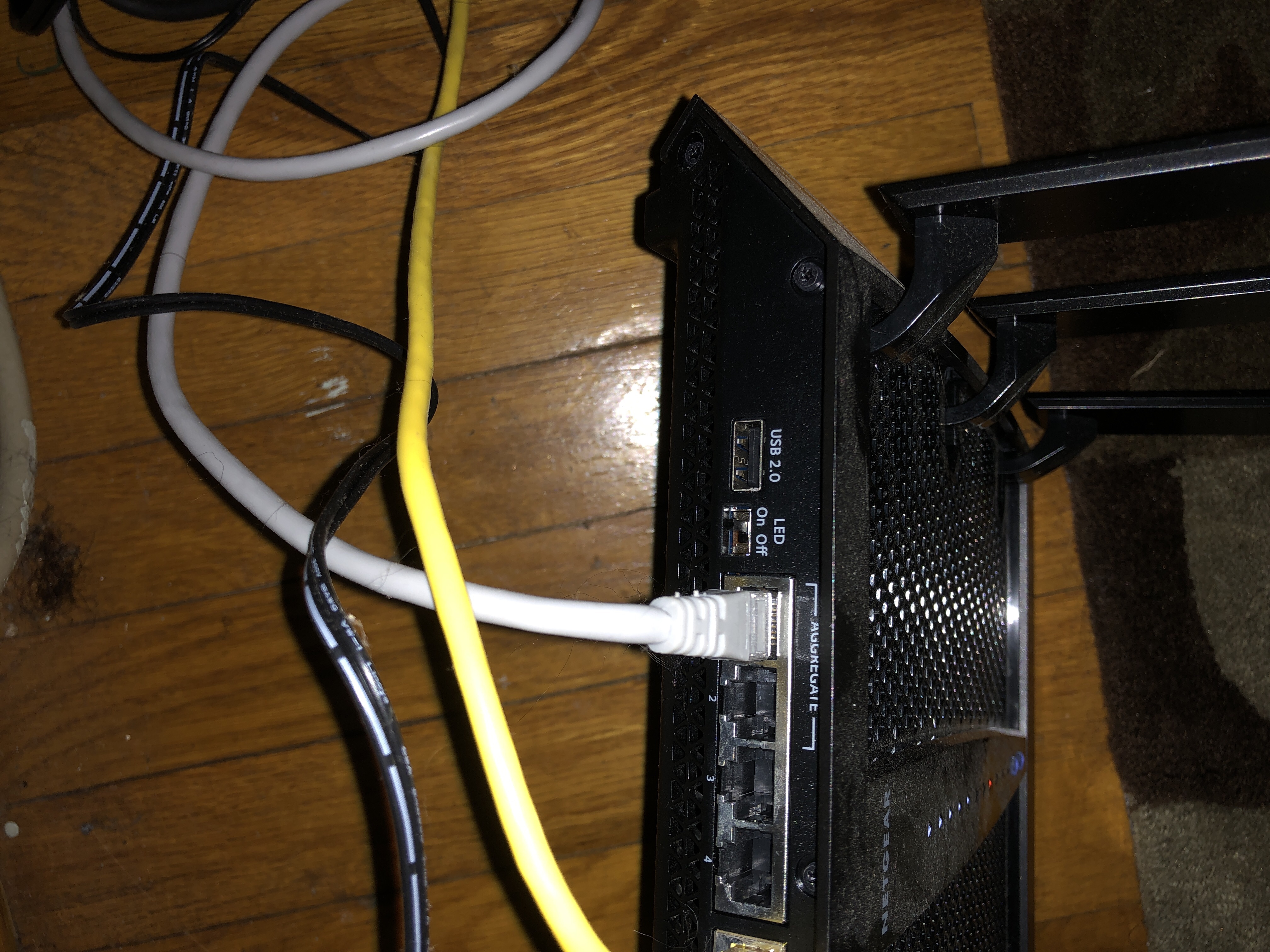 Solved USB 2.0 LED light Amber with no usb device plugged... NETGEAR